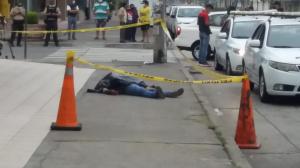 El cuerpo de Daniel Chimbolema quedó en la vereda. Vídeo registró a los asesinos.