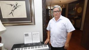 Era pianista y docente jubilado con 45 años de carrera en el mundo artístico.
