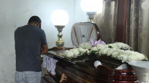 Los restos de Richard Guillermo Salvador Cruz son velados en la casa de un tío, a una cuadra de su domicilio.