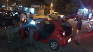 Personal de la Policía inspeccionó el auto donde se movilizaba la víctima.