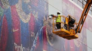 Trabajadores removieron la imagen de Lionel Messi de un mural.