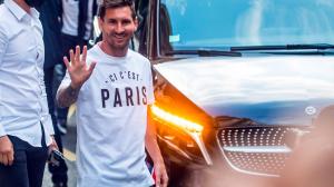 Leo Messi a su llegada a París fue recibido por hinchas