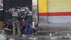 El cadáver quedó detrás de una motocicleta. En el sitio se halló más de seis indicios balísticos.