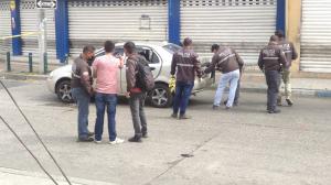 Agentes policiales verificaron indicios dentro del vehículo utilizado por los hampones.