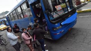 En algunos sectores de la capital las personas se amontonaban para tomar un bus.