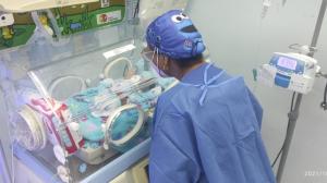 El bebito se encuentra internado en el hospital Francisco de Icaza Bustamante. Está sanito.