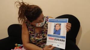 Johanna Zavala muestra una hoja con la foto de su hija. Denunció su desaparición.