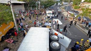 El camión se volcó con muchos migrantes ecuatorianos.