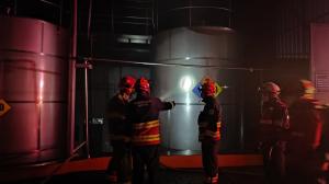 Tareas. Medio centenar de miembros del Cuerpo de Bomberos sofocaron un incendio en una fábrica del norte de Quito.