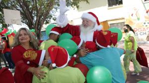Los niños disfrutaron del show y se pusieron de pie para recibir un abrazo de Santa.