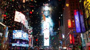 Miles de personas llegan a Times Square para despedir el año.