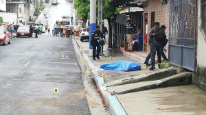 El cadáver quedó tendido en una de las veredas de la zona, fuera de una casa de dos plantas.