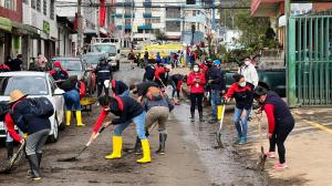 Se inicia la limpieza de sectores de La Gasca y La Comuna, afectados por el aluvión.