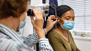 Nuevos estudios reflejan dolor de oído mientras se padece la enfermedad de coronavirus.