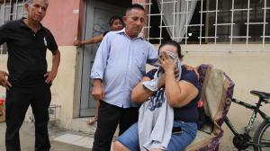 Los padres de Jefferson Cabrera Solano lloran desconsolados. Piden dar con los asesinos.