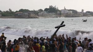 Pescadores de Ballenita bañaron la Cruz de Cristo