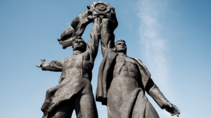 Desmantelarán monumento a la amistad entre Rusia y Ucrania en Kiev