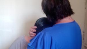 La menor de edad  agredida sexualmente recibe el abrazo y apoyo de su mamá.