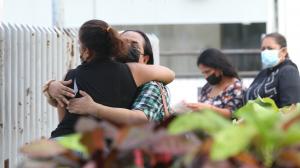 Familiares de Patricio Castro, una de las cinco victimas mortales llegaron al Laboratorio de Criminalística.