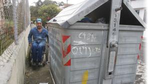 En las calles de  Quito, algunos depósitos de basura dejan sin espacio al ciudadano.