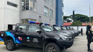 Cynthia Viteri entrega camionetas a la Policía Nacional