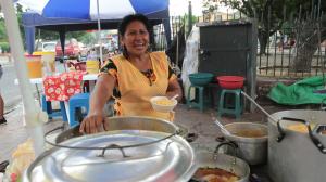 Elena Quishpe es una madre que se dedica a la venta de ‘guatallarín’ en los exteriores de los estadios de Guayaquil. Heredó este trabajo de su progenitora.