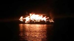 Veinticinco personas rescatadas al incendiarse y hundirse yate en Galápagos