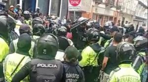 Policías y agentes metropolitanos se arañaron en el centro de Quito