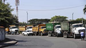 Los volquetes continúan en las cercanías de los accesos a Guayaquil por si se arma el relajo