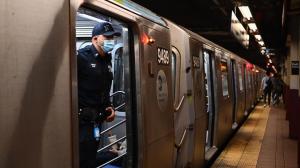Muere hombre al quedar su pantalón agarrado en puerta de metro de Nueva York