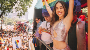 Danna Paola, desde el carro decorativo de Tik Tok, estuvo presente en la Marcha del Orgullo LGBT+ que se llevó a cabo ayer en la Ciudad de México.