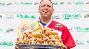 El rey de los glotones revalida su título de comer hot dogs en Nueva York
