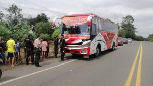 La víctima fue asesinada en el asiento de un bus.