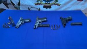 Las armas que se encontraron en el poder de los sicarios.