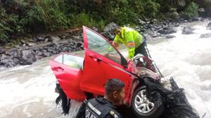 Auto cayó a un barranco en la vía Alóag - Santo Domingo