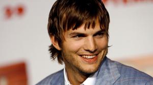 El actor Ashton Kutcher, a punto de perder la vista y el oído, por una 'vasculitis'