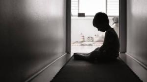 Se suspenden las clases presenciales en una escuela fiscal por violación de un niño