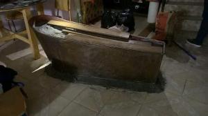 La tina, hallada en el sótano de la casa del occiso estaba tapada con cemento.