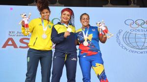 La medallista olímpica Neisi Dajomes va bien en el cambio de 76 a 87 kg: oro y récord regional.