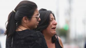Martha Sánchez es consolada por su sobrino ante el dolor por la muerte de su único hijo.