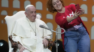 El papa avisa a los jóvenes que depender del teléfono "atrofia el deseo"