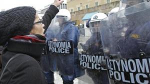 Detenidos dos policías griegos por violar presuntamente a joven en comisaría