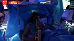 Le extirparon un tumor cerebral mientras tocaba el saxofón