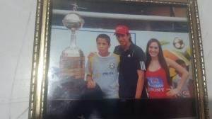 Luis Lirio en el 2008 junto a la Copa Libertadores y José Cevallos.