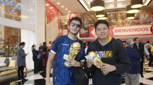 Quito: Futboleros se tomaron fotos con el trofeo de la Copa del Mundo