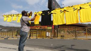 Javier Castro y sus camisetas, el vendedor estaba en pleno feriado esperando a los hinchas de Barcelona.
