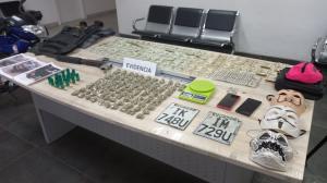 Estos son las evidencias encontradas en poder de los detenidos. Dinero, máscaras, droga y una escopeta.
