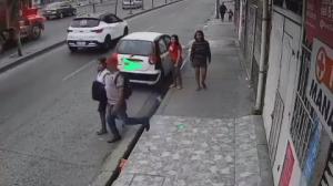 La chica es interceptada por un sujeto, que la abrazó y amenazó.  Al pasar por donde unas personas se bajaban de un carro, pellizcó a una y las alertó. Luego logró escapar del tipo.