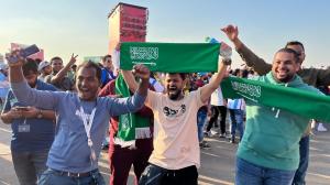 Hinchas de Arabia Saudita rebosan de alegría tras el triunfo de su selección ante Argentina