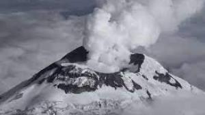 El volcán Cotopaxi mantiene emanación de vapor y gases